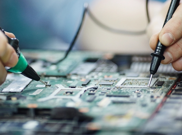 Kontrola a opravy elektronických desek za účelem prevence vad, nesprávných měření, úrazů elektrickým proudem a rizik vznícení v průmyslové výrobě.