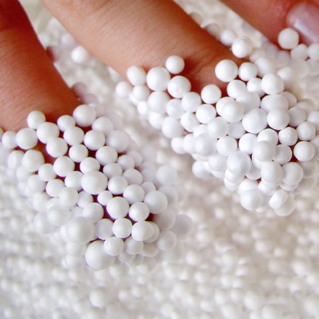 Akumulace statického náboje v koulích z expandovaného polystyrenu